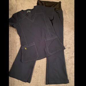 Navy wonderwink scrub set